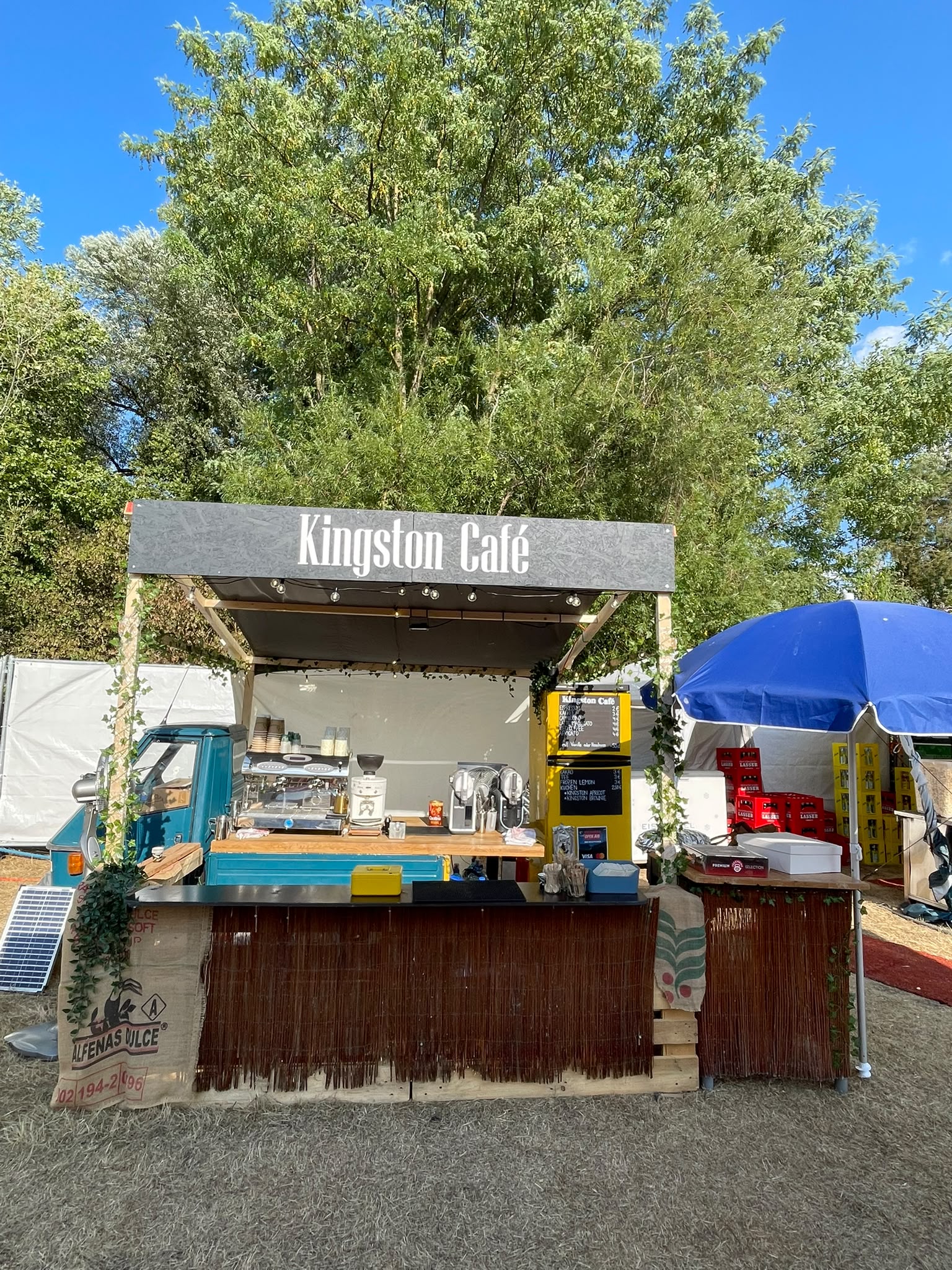 Kingston Café Stand unter Bäumen