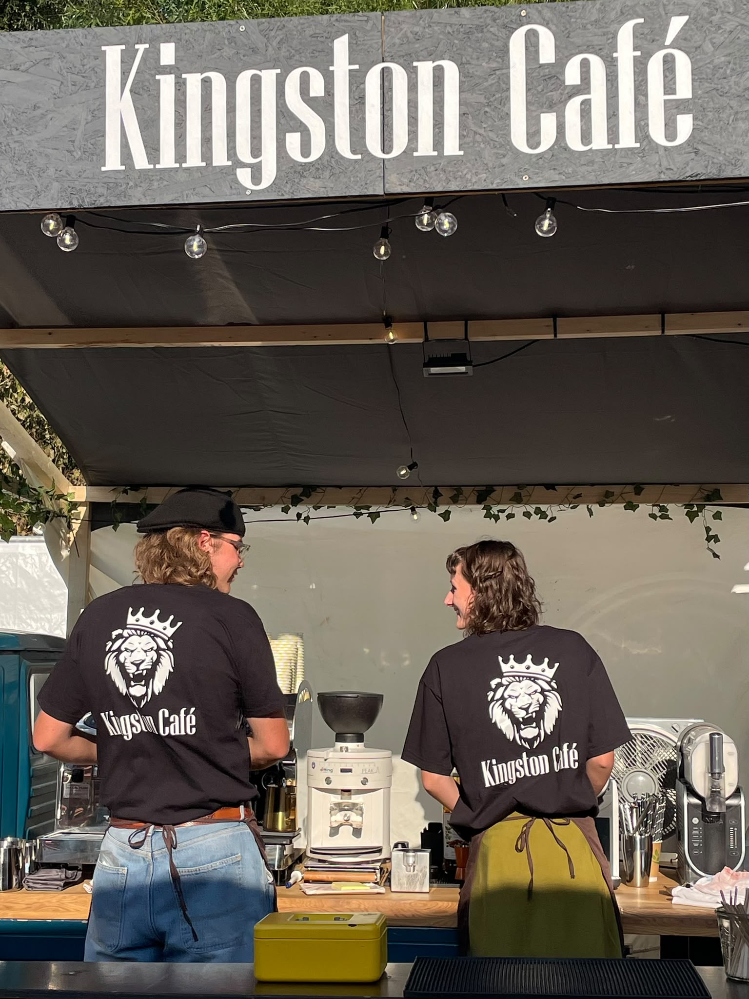 Kingston Café Team am mobilen Café-Stand